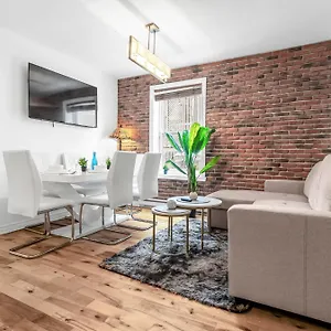 beautiful-3-bedrooms-in-heart-of-plateau-mont-royal.hotels-in-montreal.org/